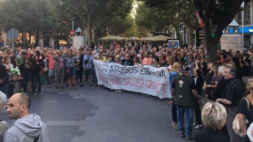 Els participants en la mobilització a la plaça de Crist Rei