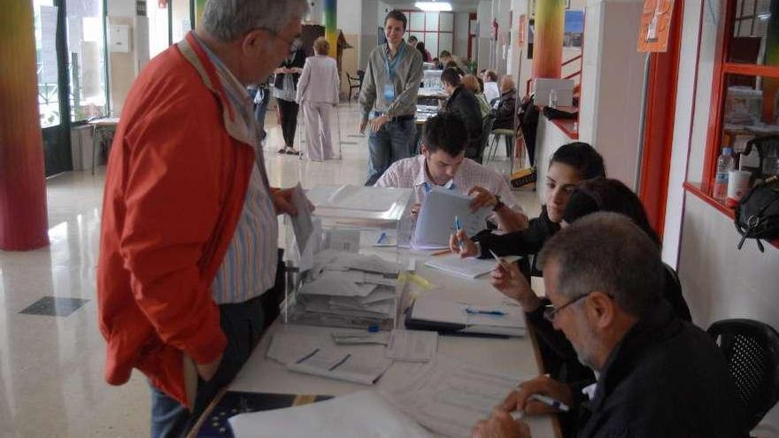 Un ciudadano que participó en los últimos comicios europeos hace cinco años.  // Iñaki Abella