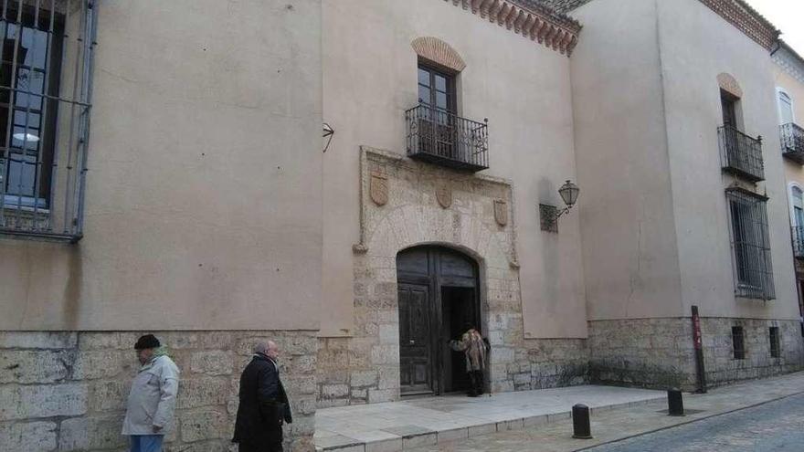 Vecinos acceden al palacio que alberga la Casa de Cultura, propiedad de la Fundación.