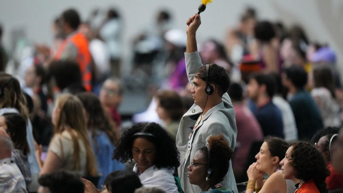 Un activista interviene en "el plenario de la gente" celebrado en la cumbre del clima de Brasil (COP30).