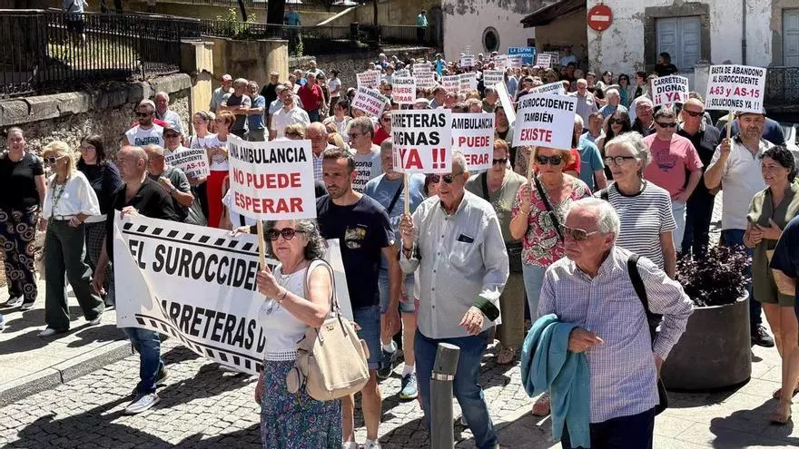 Un millar de personas salen a calle en Cangas del Narcea para exigir unas carreteras dignas