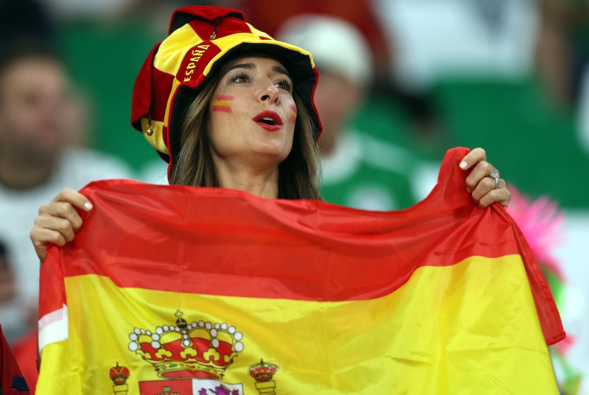 Doha (Qatar), 06/12/2022.- Fan of Spain prior the FIFA World Cup 2022 round of 16 soccer match between Morocco and Spain at Education City Stadium in Doha, Qatar, 06 December 2022. (Mundial de Fútbol, Marruecos, España, Catar) EFE/EPA/Tolga Bozoglu