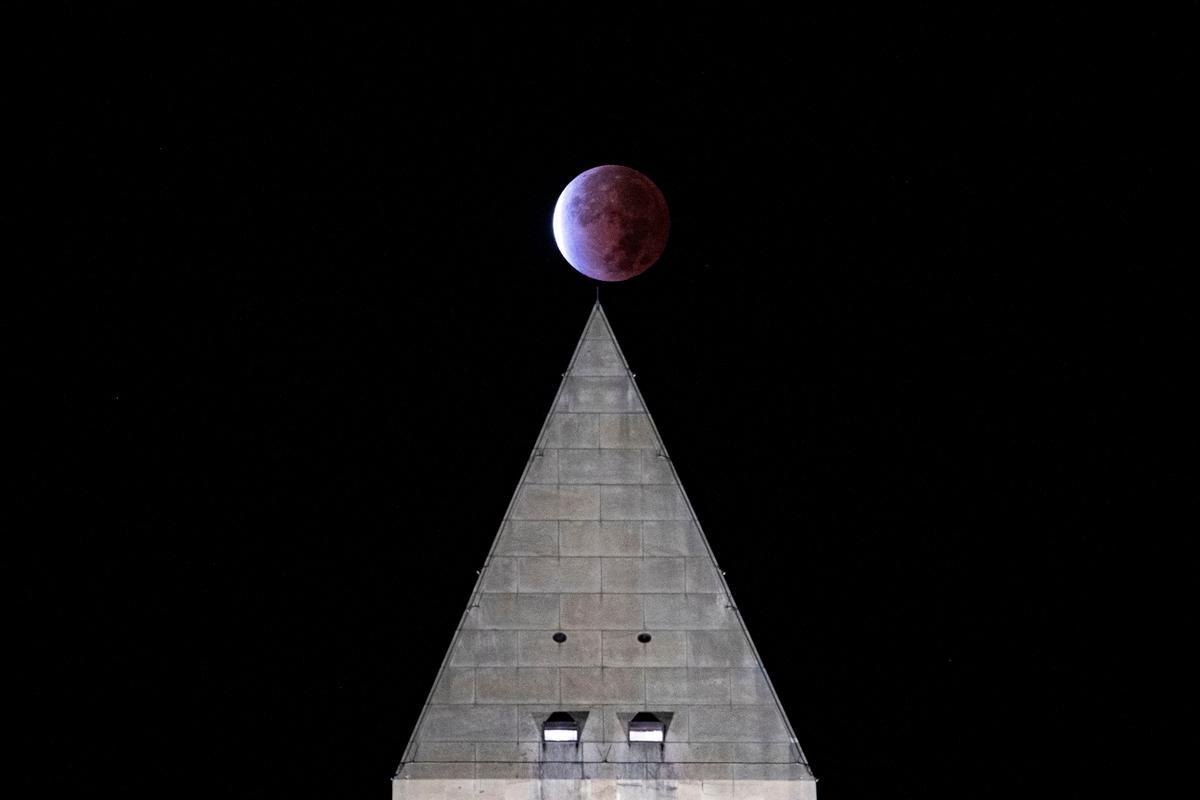La luna, durante el eclipse, sobre el monumento de Washington, en la ciudad del mismo nombre.