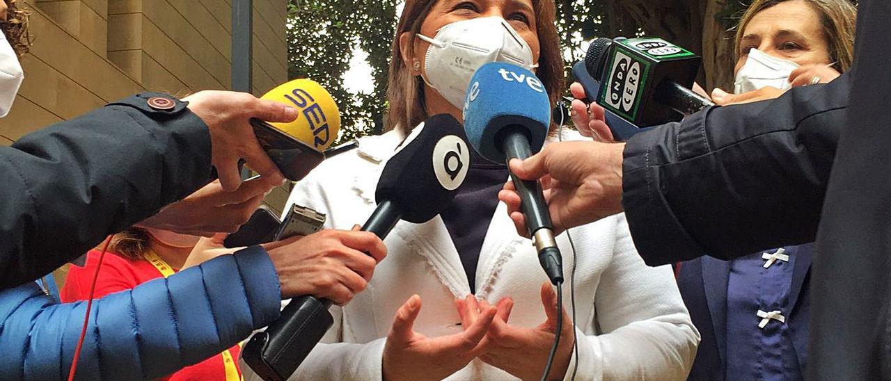 La síndica del grupo popular, Isabel Bonig, ayer, junto al ficus del jardín de las Corts. | LEVANTE-EMV