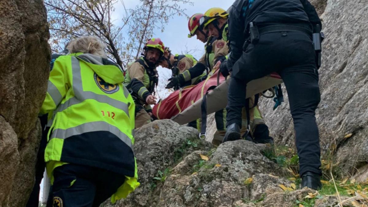 Momento en el que los servicios de emergencia rescataron al hombre de 40 años