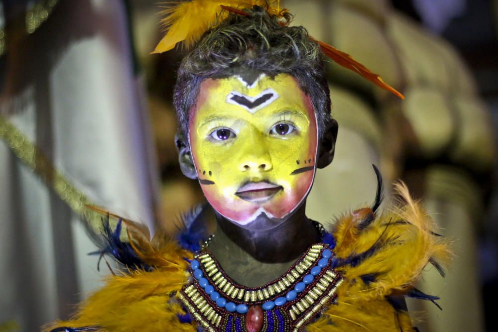 Diferentes imágenes del desfile de la Entrada Mora de Almoradí.