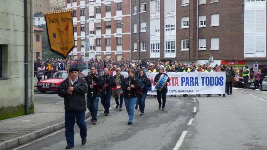 La Banda de Gaitas de Cangas del Narcea encabezando la protesta.