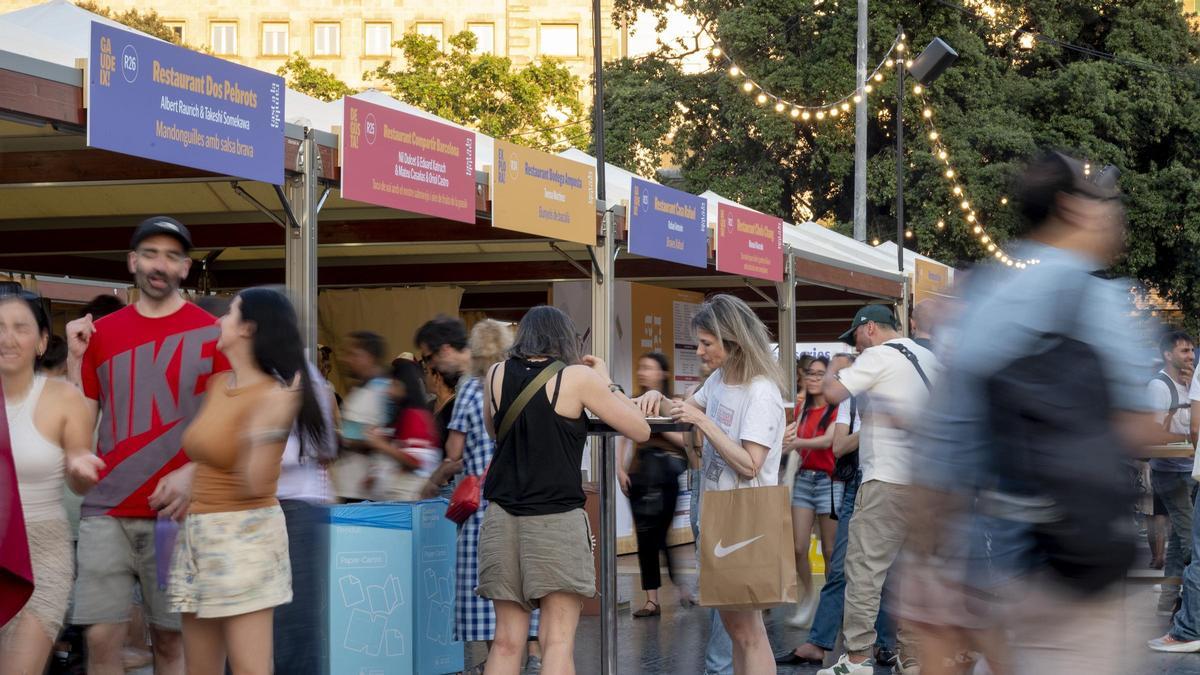 Ambiente en Plaza Catalunya con motivo de una nueva edición del ‘Tast a la Rambla’