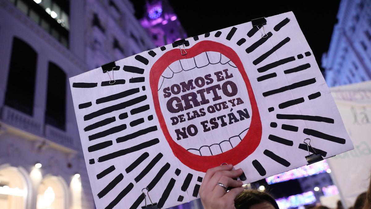 Archivo - Una pancarta durante una manifestación contra las violencias machistas