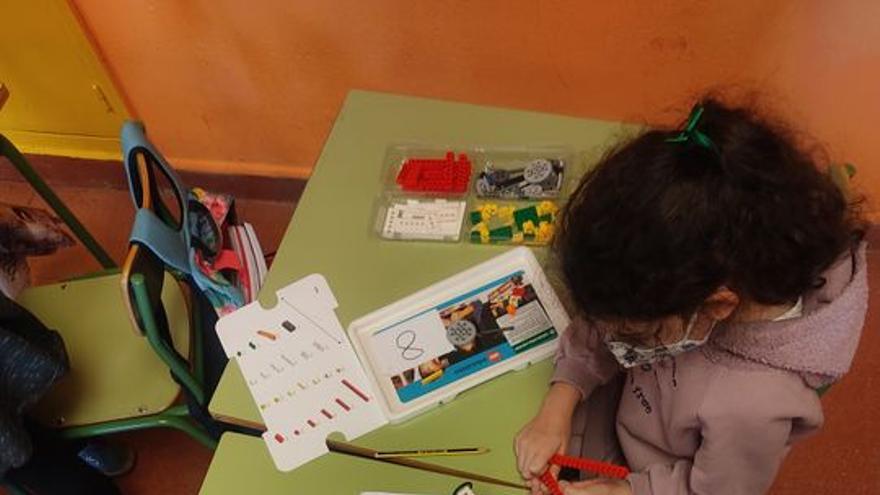 Una alumna, en una clase de robótica.