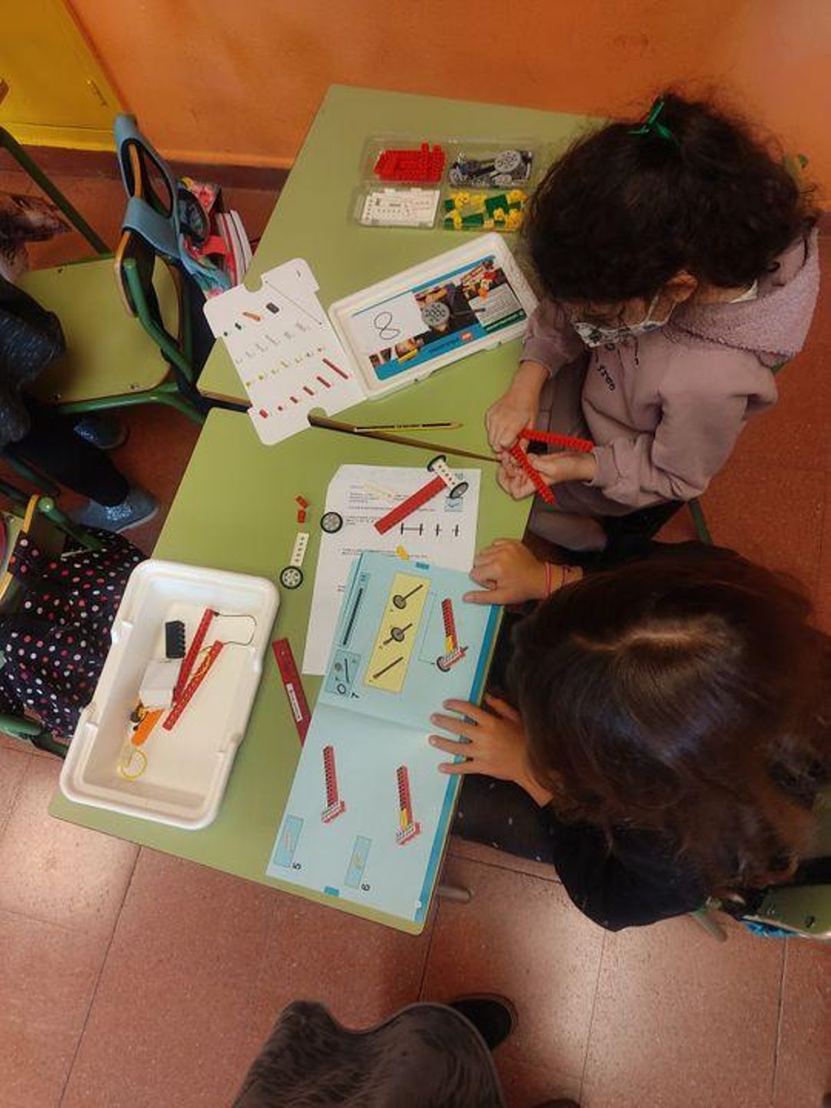 Alumnas en una clase de robótica.