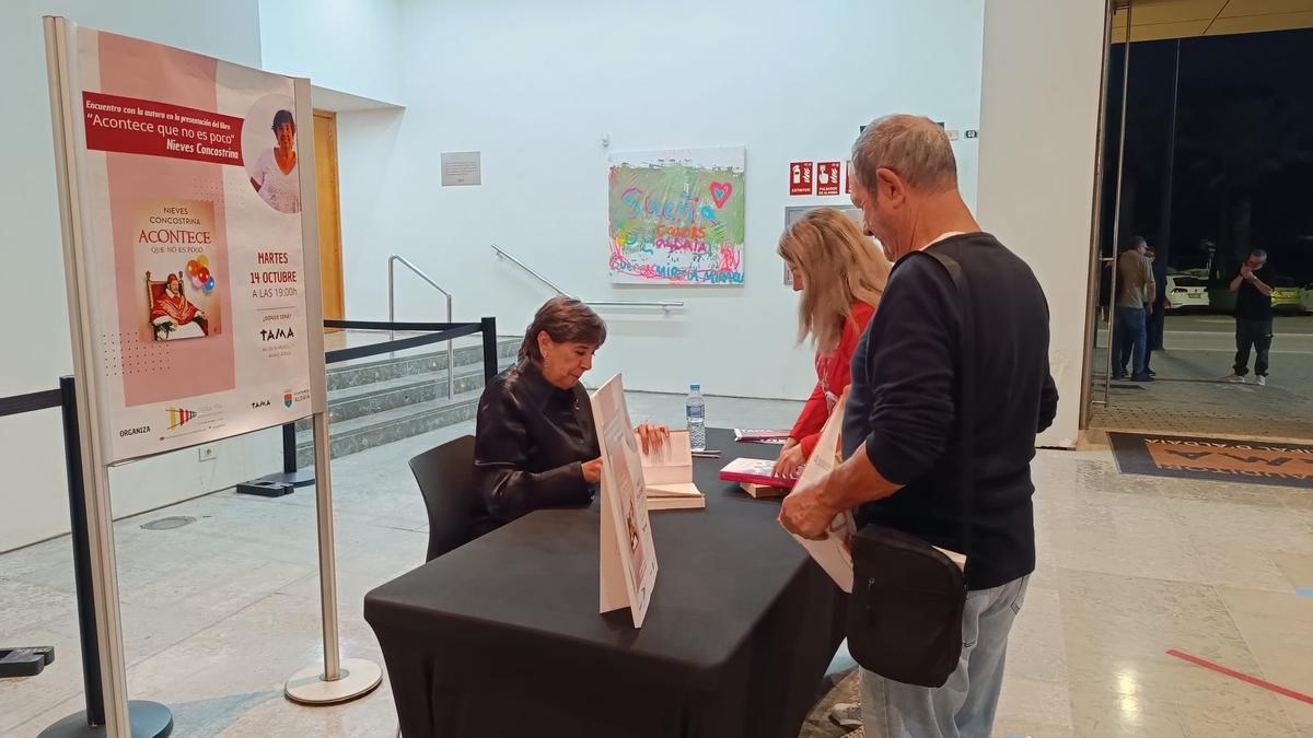 La periodista Nieves Concostrina en el TAMA.