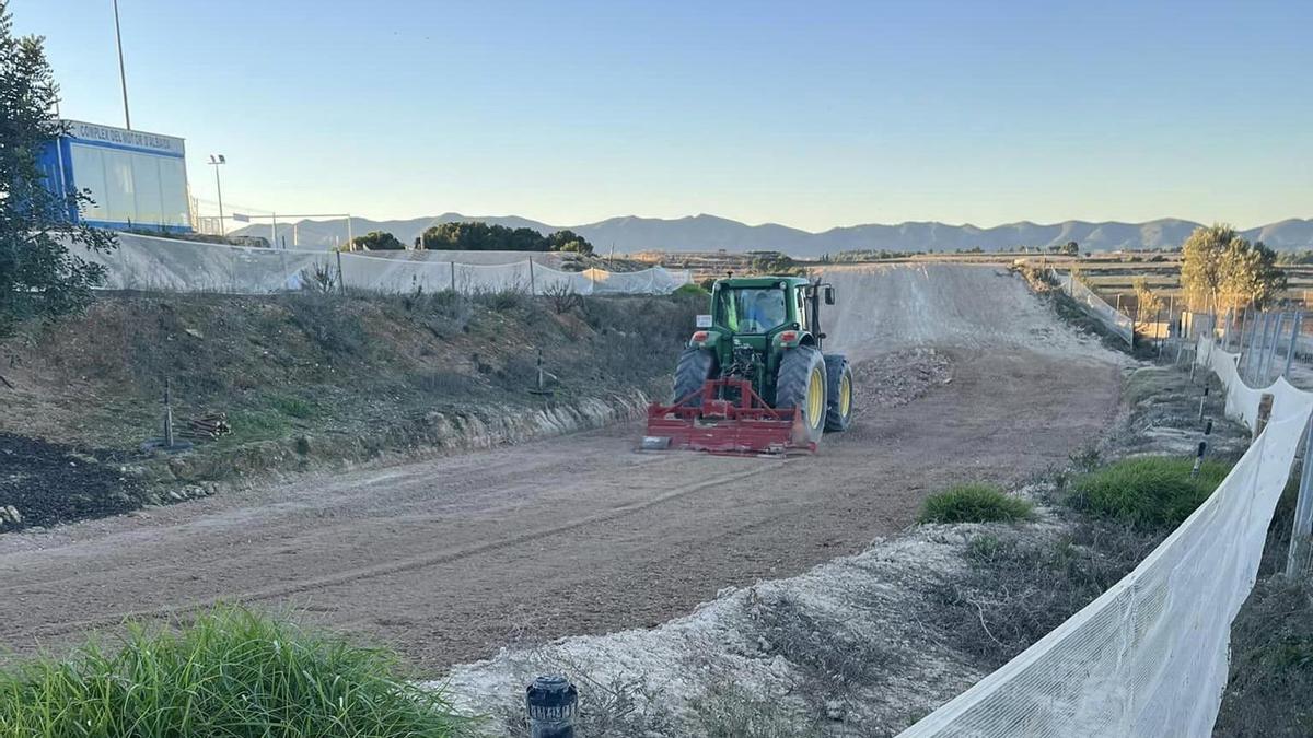 Una maquina trabajando en el circuito de Albaida, días atrás.