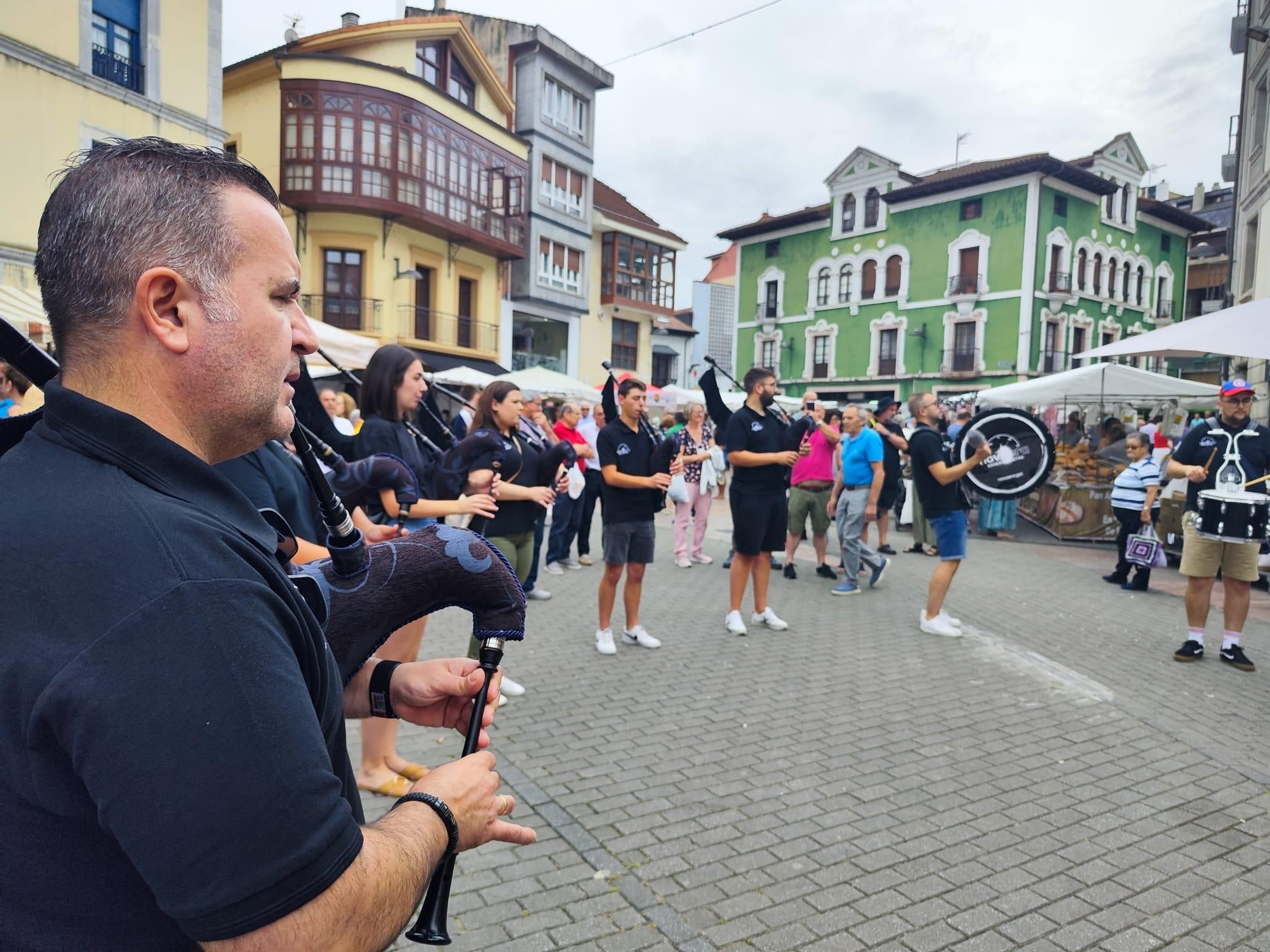 En imágenes: las bandas de "Folk in Grau" toman el mercado dominical