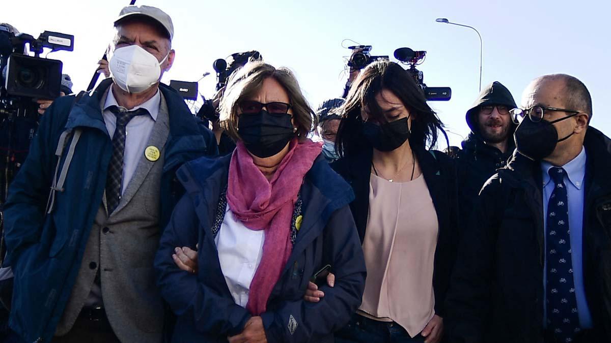 Los padres de Giulio Regeni (izquierda) y su hermana (derecha) llegando, este jueves, a los juzgados de Rebibbia para el juicio celebrado en Roma por el secuestro y asesinato del estudiante italiano.