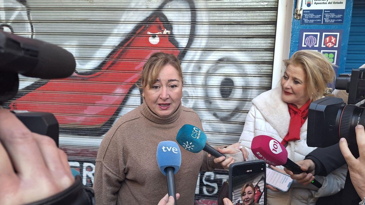 La celebración por el cuarto premio vendido en la administración de loterías Baraka, de la calle Ayala