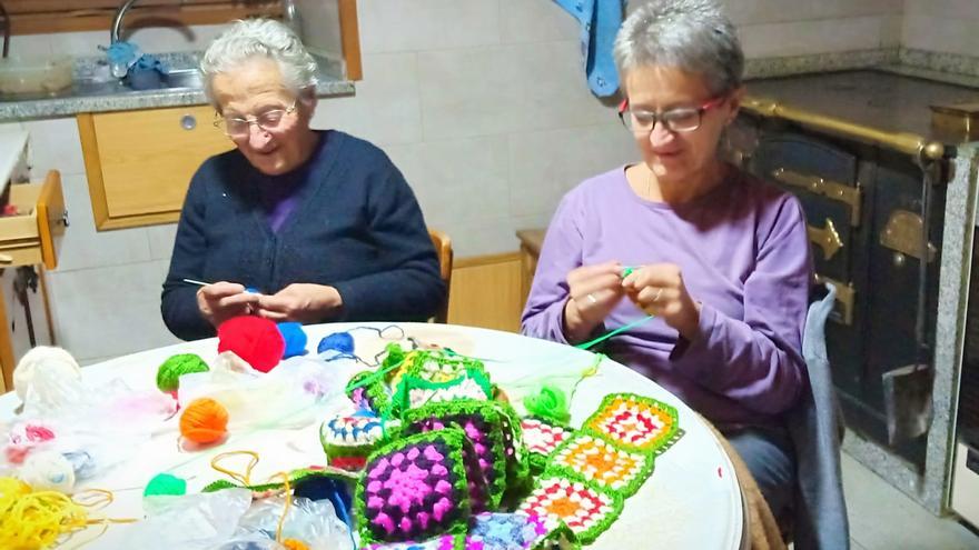 Más de 600 cuadros tejidos para armar el árbol navideño en Porto de Sanabria