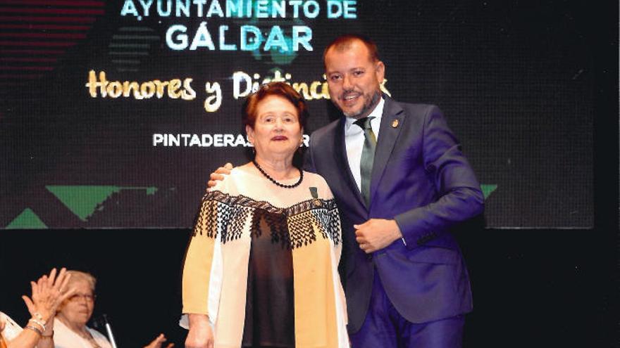 Dolores Ruiz Hernández con el alcalde de Gáldar, Teodoro Sosa.