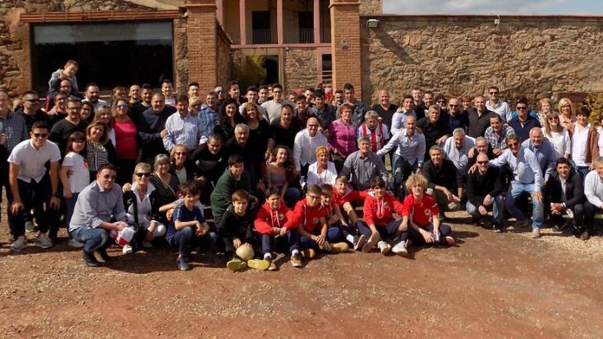 Un centenar de persones de diferents etapes del club van participar en l&#039;àpat del 40è aniversari del Manresa Futbol sala, celebrat ahir a Can Vila, a Artés