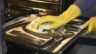 El truco más sencillo para limpiar el horno en cuestión de segundos con un producto que tienes en casa