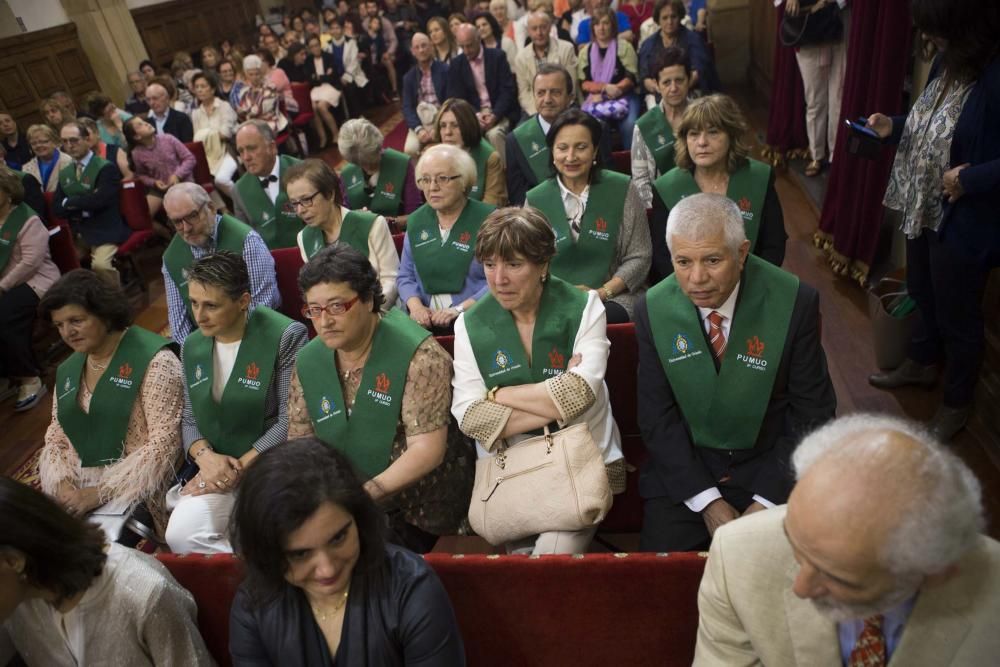 Pilar varela entrega los diplomas de la Universidad para Mayores