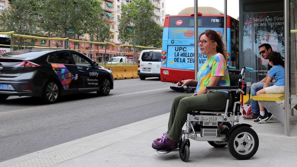 Montse Font, activista i creadora de contingut sobre discapacitat i accessibilitat urbana, en una parada d'autobús de Barcelona