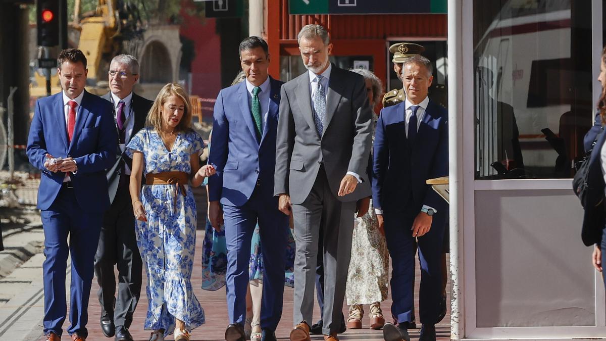 Felipe VI junto a Pedro Sánchez para inaugurar el tramo Burgos-Madrid del AVE.