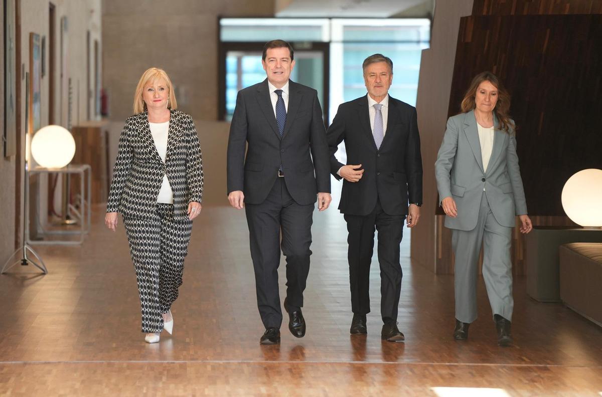 Así llega Mañueco a las Cortes, acompañado por la portavoz zamorana Leticia García: "Eso... será otra historia".
