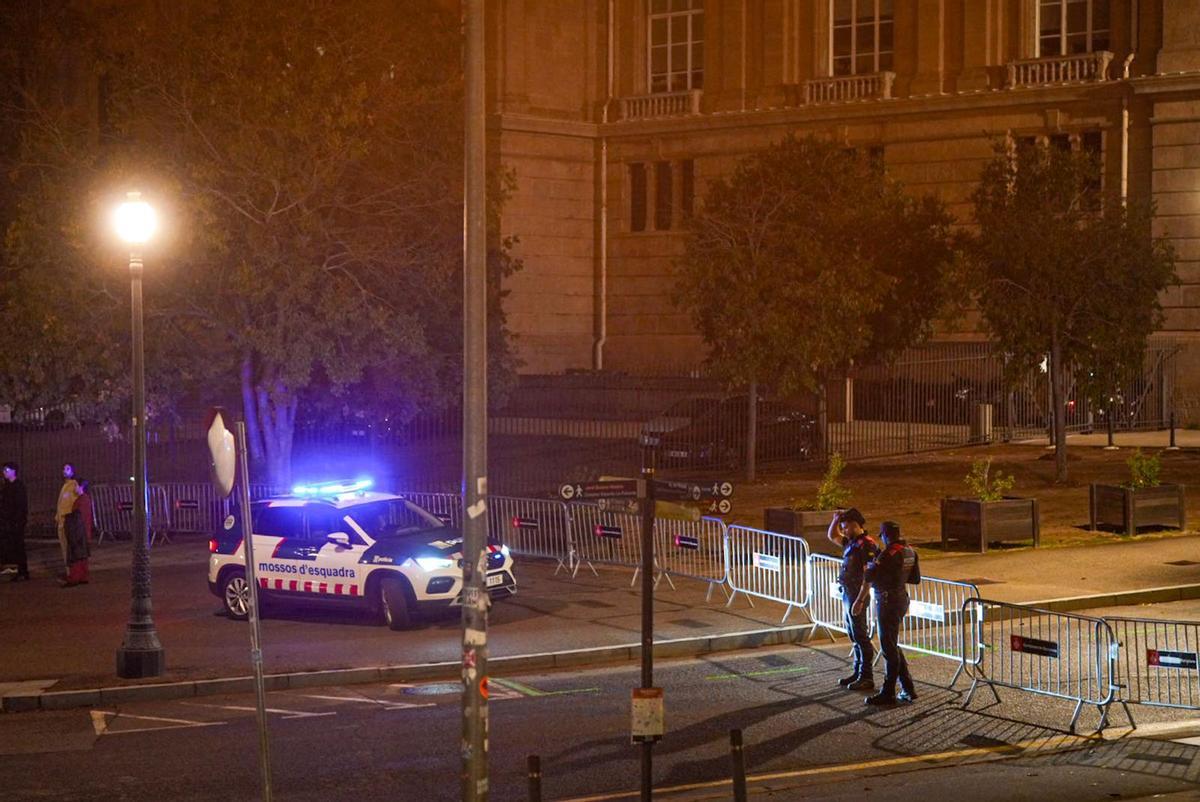 Los fans seleccionados de Rosalía esperan horas para el listening party en el MNAC, Barcelona