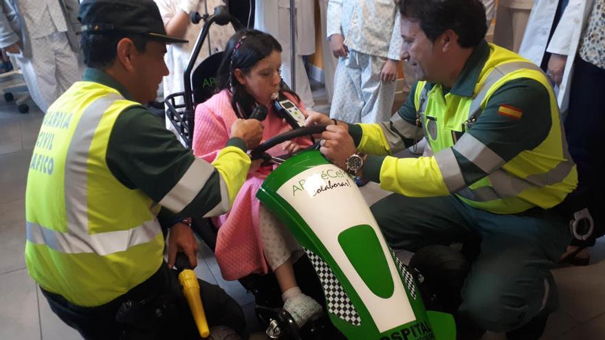 Agentes de la Guardia Civil simulan un control de alcoholemia a una niña // FdV