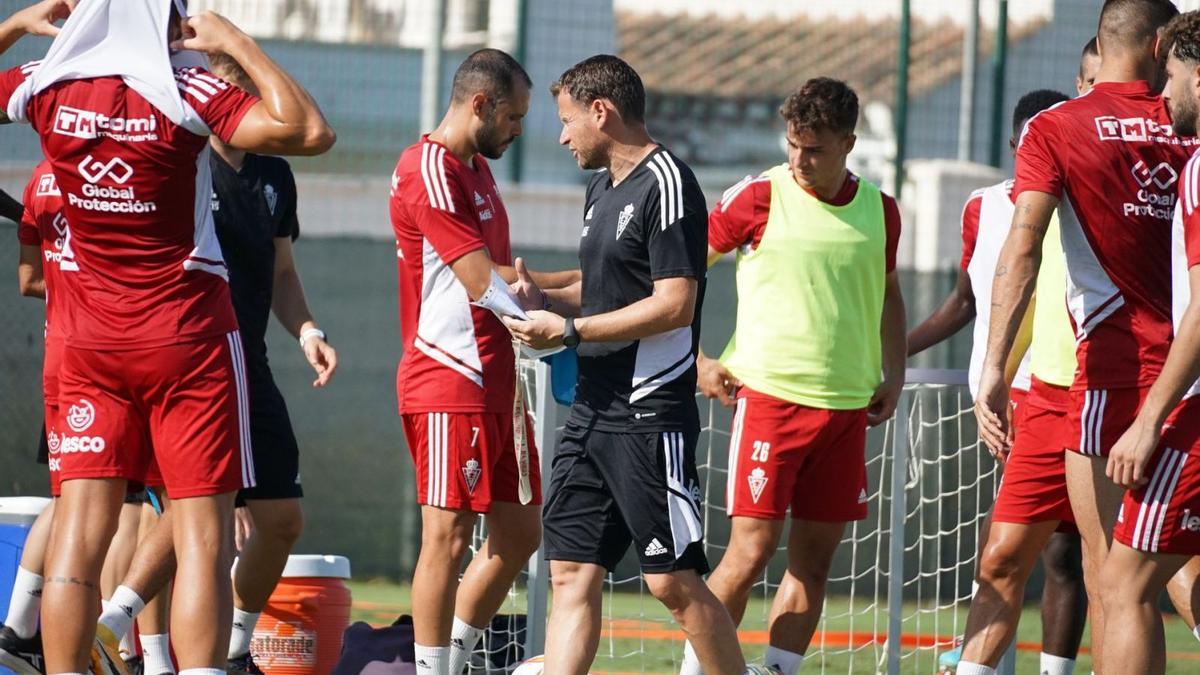 Mario Simón, entrenador del Real Murcia, junto a su plantilla durante una sesión de trabajo en la pretemporada.  | REAL MURCIA CF