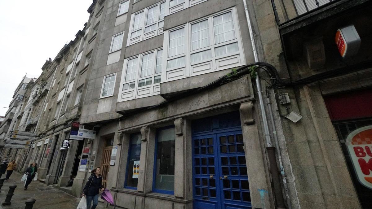 El piso que sale a subasta se sitúa en el número 11 de la rúa da Senra, en Santiago