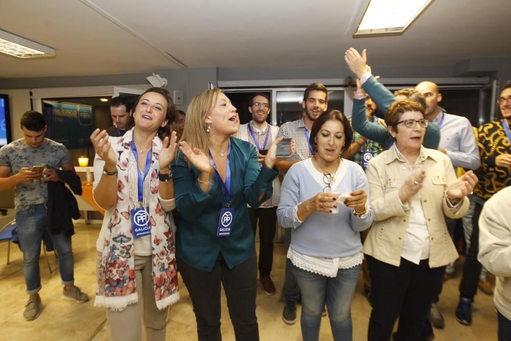 Varias decenas de personas se acercaron a la sede de los populares en la calle Urzaíz para celebrar junto al PP vigués la mayñría absoluta de Núñez Feijóo