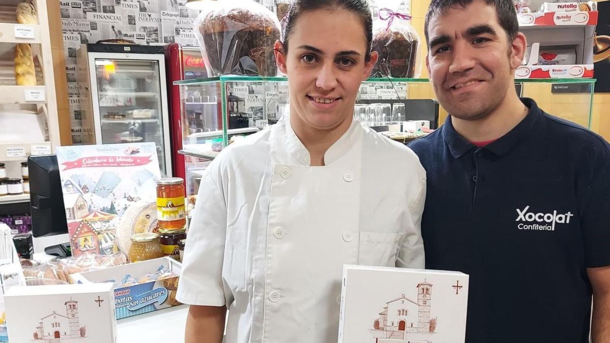 Paula Manjón y Aitor Rodríguez, con una caja de «lugoninas» en su cafetería. | L. P.