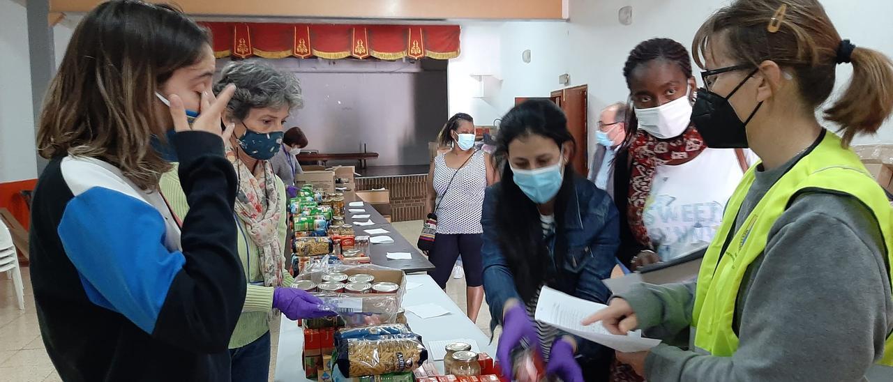 Un momento del reparto de alimentos de la asociación ya en la parroquia de la Zona Norte