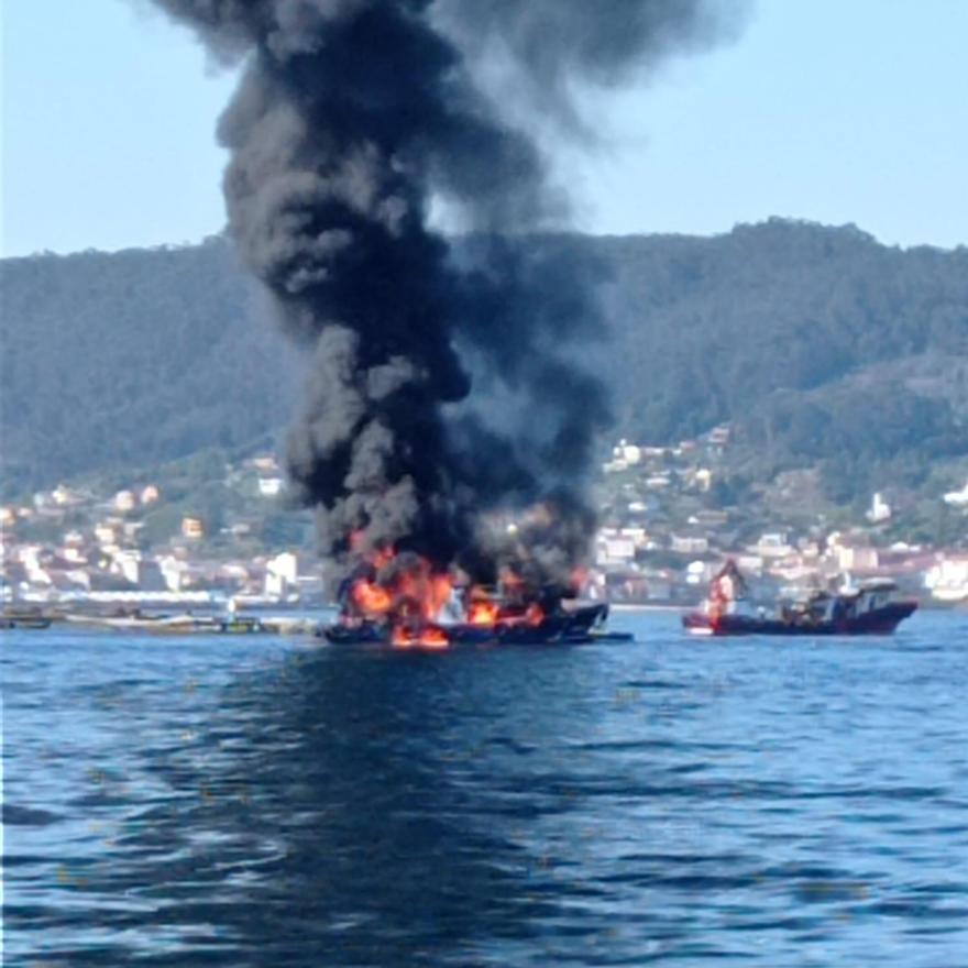 Incendio en un barco bateeiro en Bueu