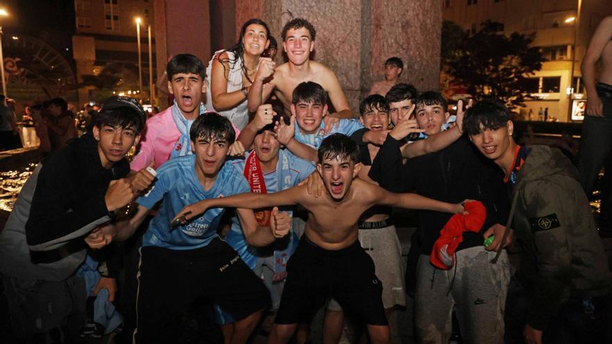 Celebración en Praza América: una marea celeste festeja la clasificación del Celta a Europa League