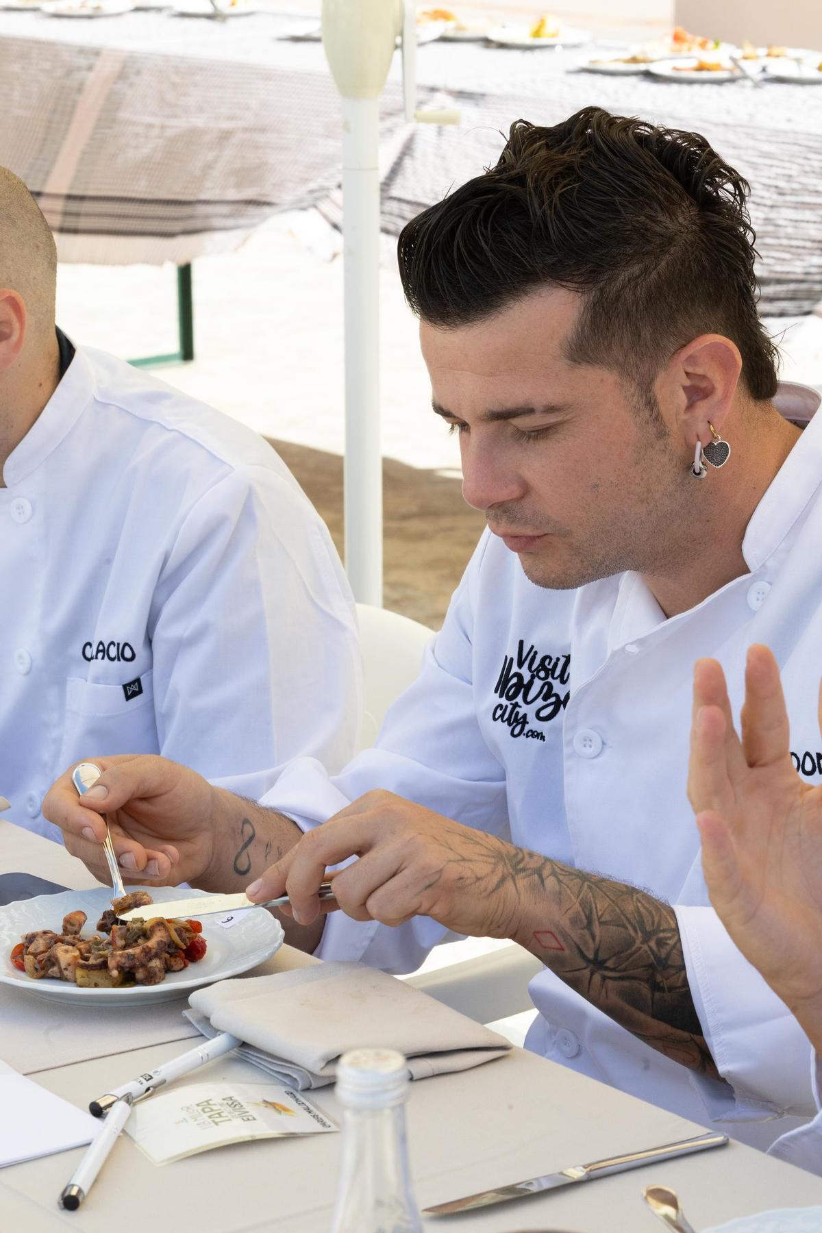 Maldonado durante la degustación de tapas ibicencas, en el concurso organizado en Vila.