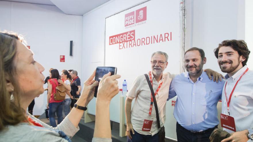 Ábalos recibió muchas peticiones de fotografías en el «congresillo» de ayer.