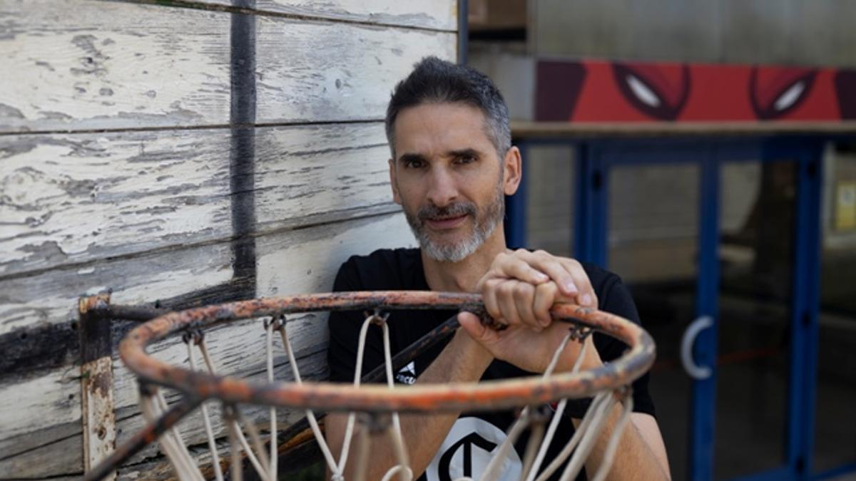 Matías Lescano, en una de las canastas del exterior del Príncipe Felipe.