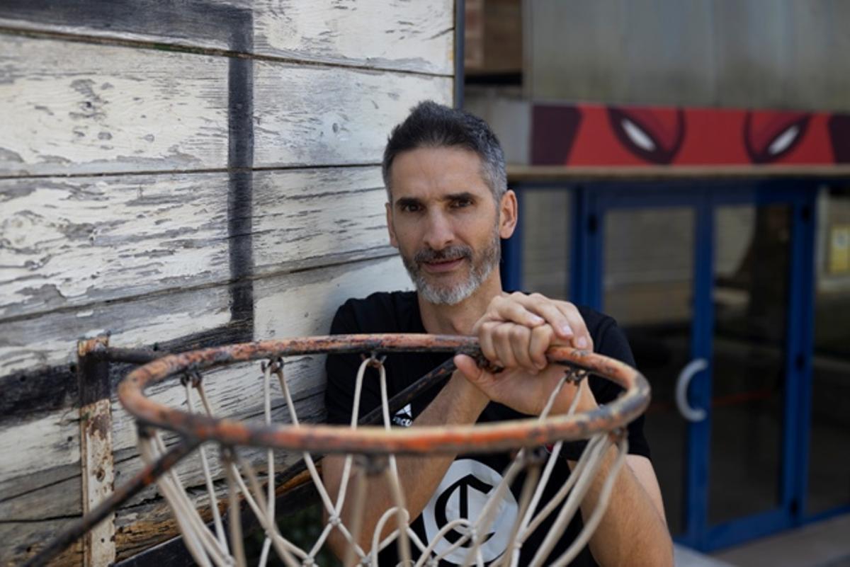 Matías Lescano, en una de las canastas del exterior del Príncipe Felipe.