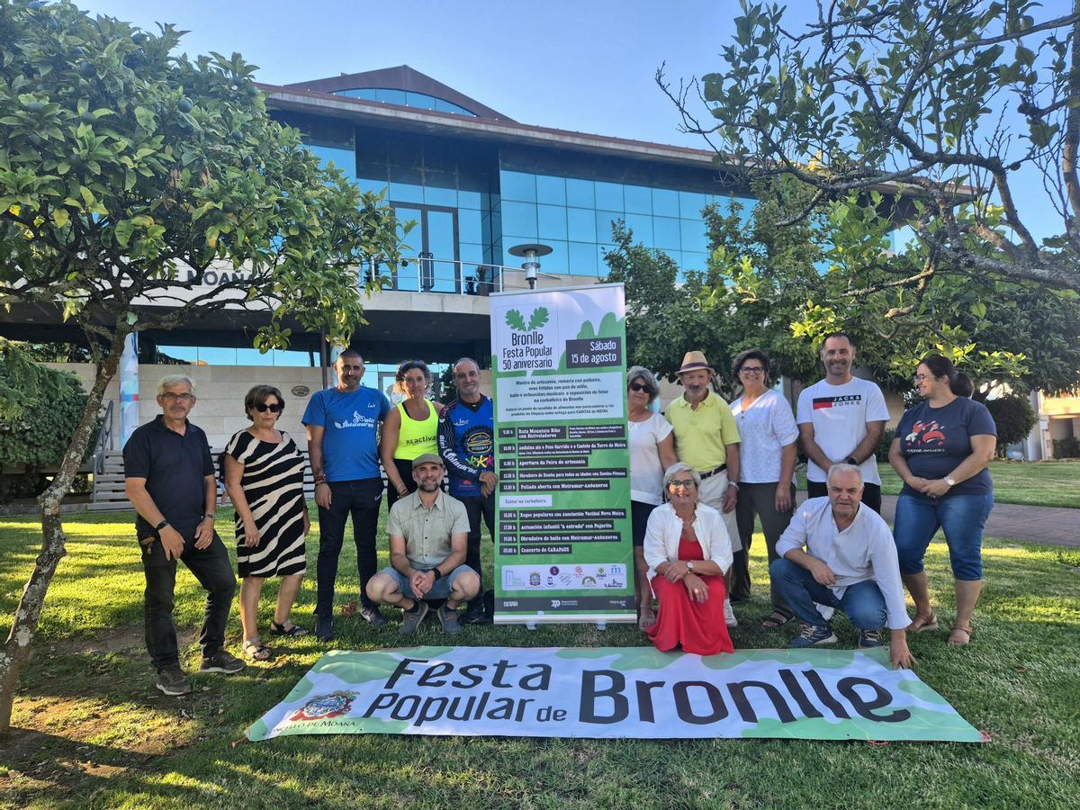 A presentación oficial do 50 aniversario da Festa Popular de Bronlle, diante do Concello de Moaña.