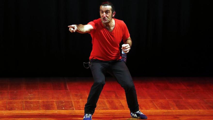 Luis Zahera durante una de sus actuaciones en Vigo en &quot;Noites de Retranca&quot;.