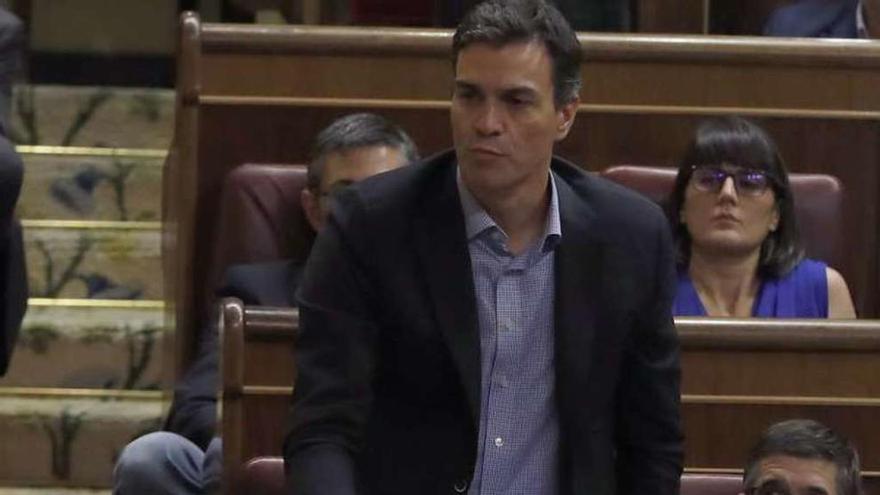 Pedro Sánchez en el momneto de votar no a Rajoy en la segunda jornada de la investidura. // Reuters