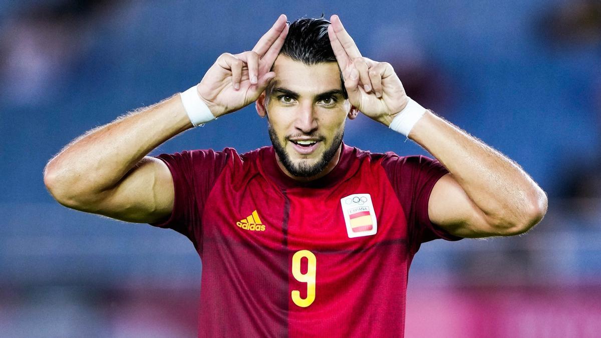 Rafa Mir, tras marcar uno de los tres goles ante Costa de Marfil.