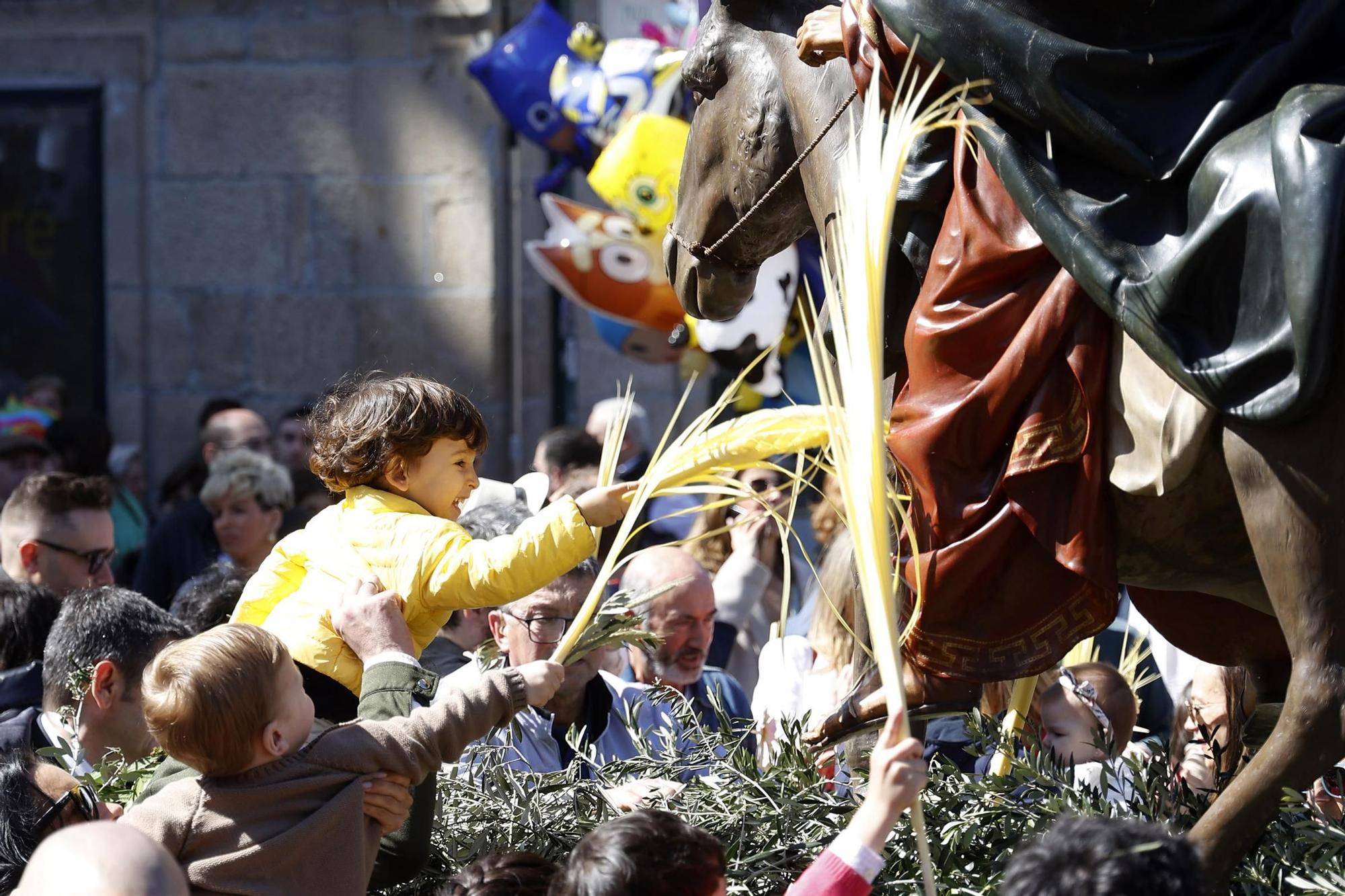 Cientos de fieles acuden a la procesión de la 'Burrita'