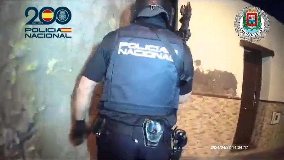 Imagen del operativo de la Policía Nacional en el 'narcopiso' situado en el barrio de La Isleta, en Las Palmas de Gran Canaria.