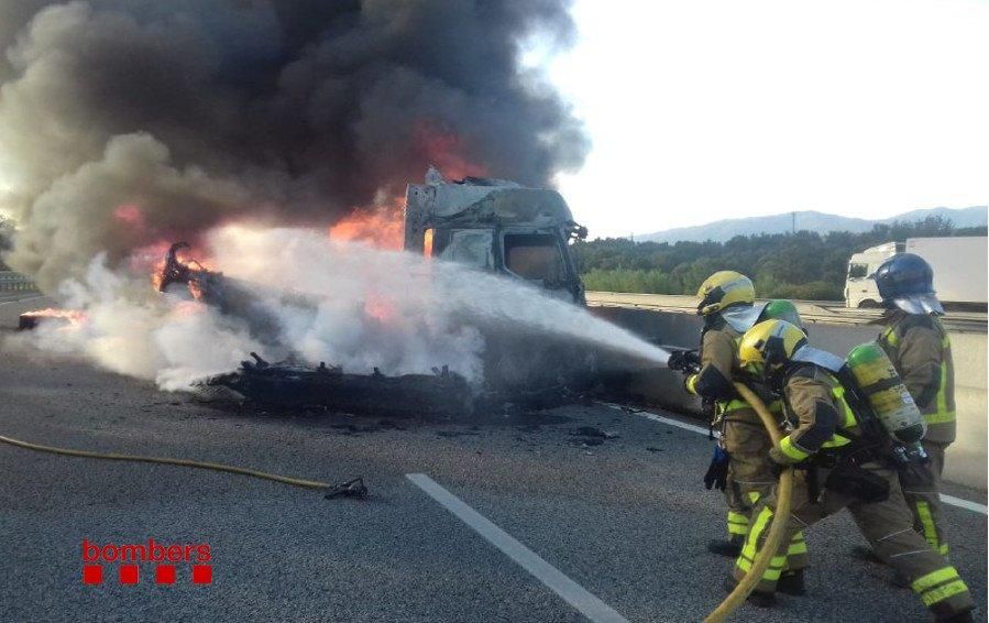 Incendi d'un camió a l'AP-7 a Capmany i l'endemà mor el xofer