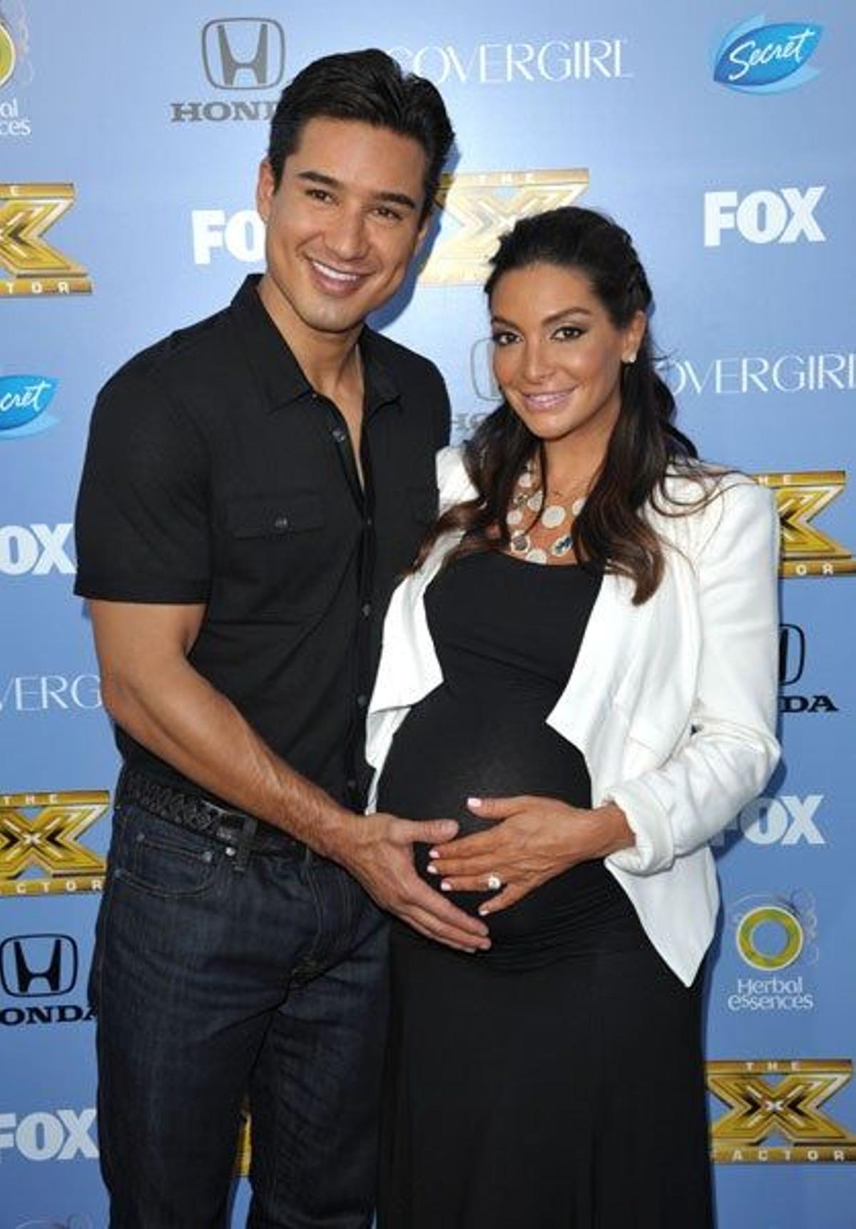Mario Lopez y su embarazadísima mujer Courtney Mazza