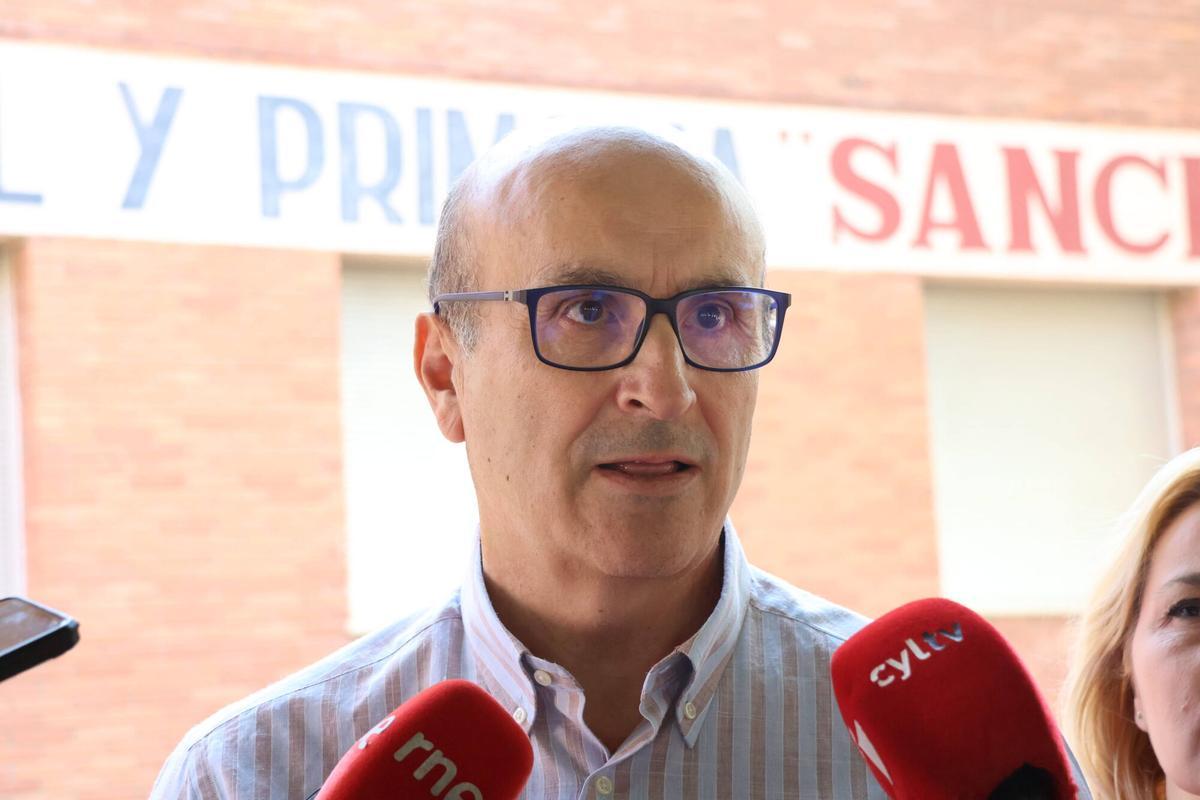 El delegado territorial, Fernando Prada, visita el CEIP Sancho Il de Zamora con motivo del programa 'Conciliamos en verano 2026'.